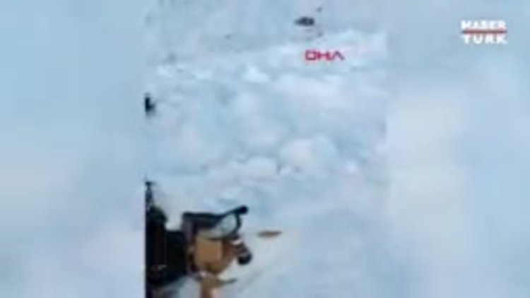 İş makinesinin üzerine çığ düştü, operatör son anda kurtuldu