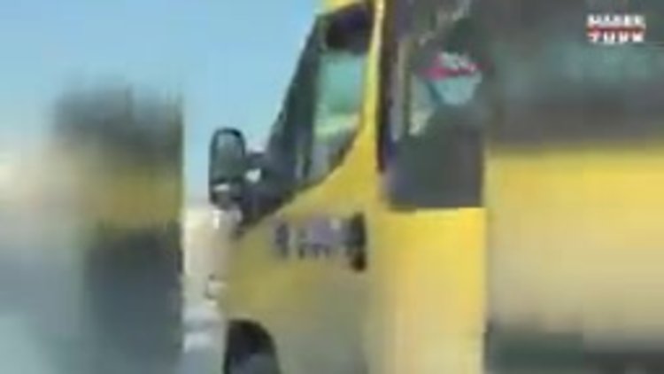 Başakşehir'de cipin önünü kesen minibüs sürücüsü, aracın camına tükürdü