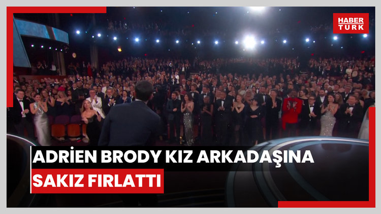 Adrien Brody kız arkadaşına sakız fırlattı