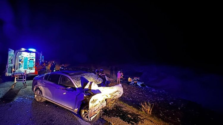 Şanlıurfa'da iki otomobil kafa kafaya çarpıştı: 4 ölü