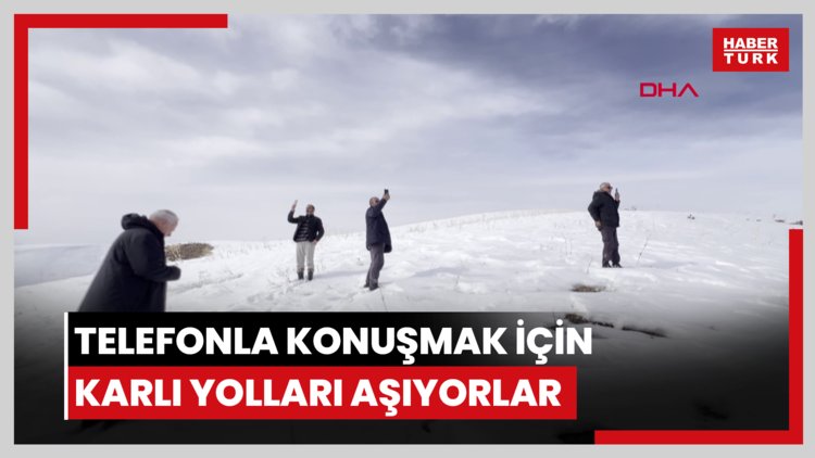 Telefonla konuşmak için karlı yolları aşıyorlar