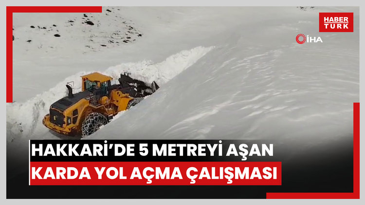 Hakkari'de 5 metreyi aşan karda yol açma çalışması
