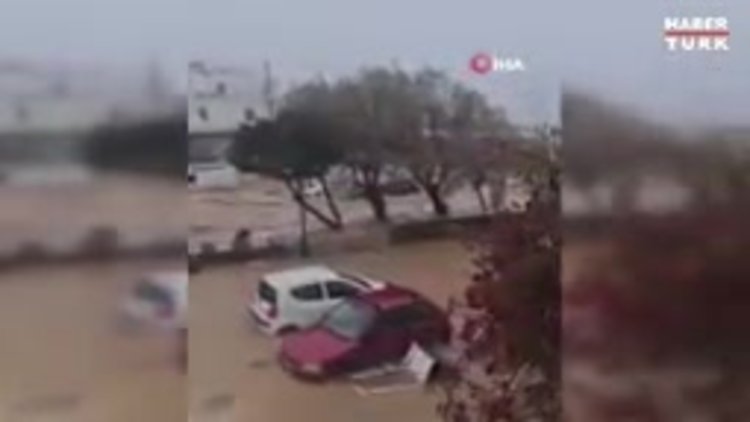 Yunanistan'da araçlar sel sularına kapıldı