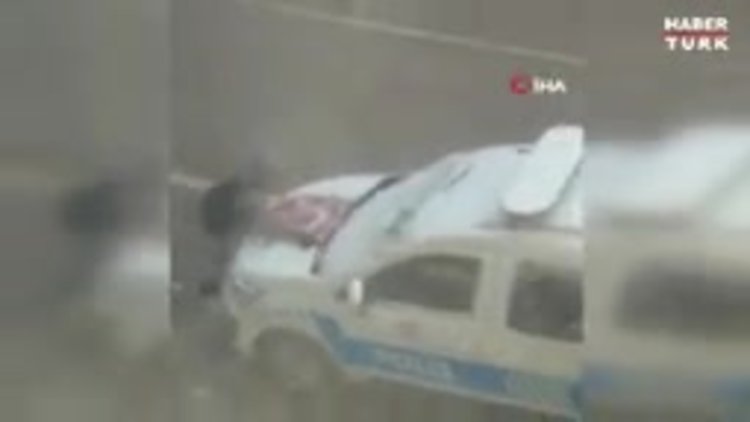 Türk Bayrağı'nın üzerindeki karları temizleyen çocuk takdir topladı