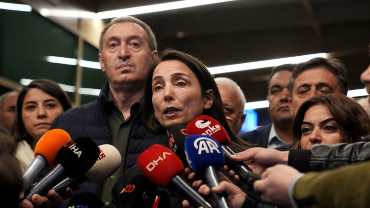 Tülay Hatimoğulları, Önder'in ameliyatta olduğu hastaneye geldi