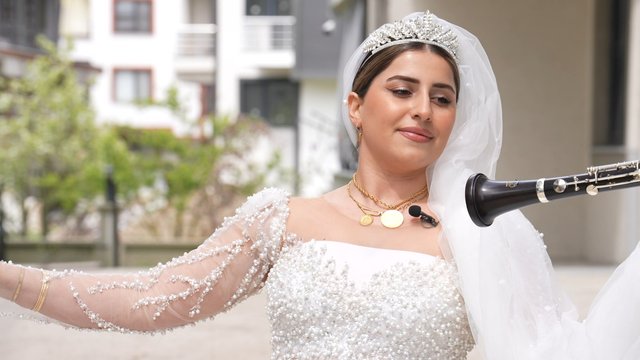 Misafirlerini gelinlik giyerek karşıladı!