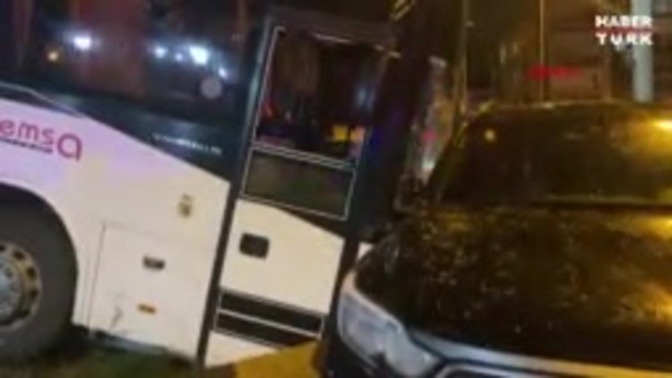 Kendiliğinden hareket eden işçi servisi otobüsü park halindeki araçlara çarptı