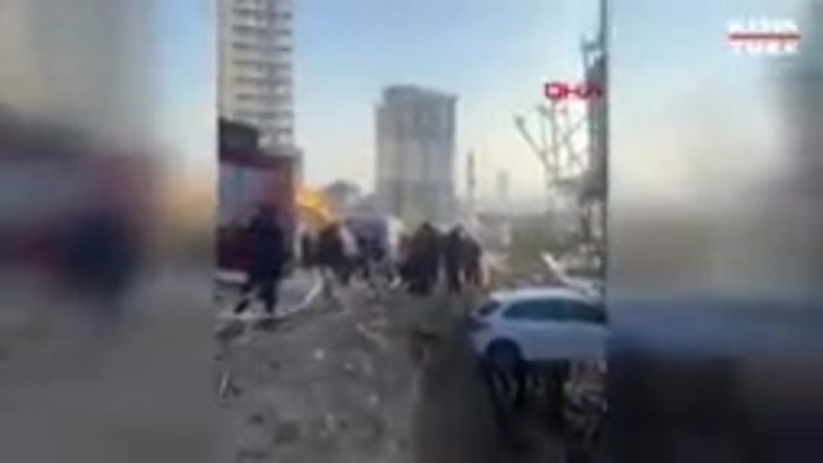 Kartal'da yoldan çıkan otomobil inşaat ile duvar arasında sıkıştı