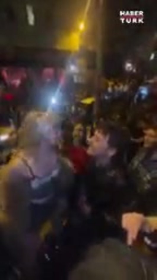 Edis ve Aleyna Tilki'den sokakta mini konser