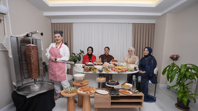 Sunum masasında döner tezgahı sürprizi!