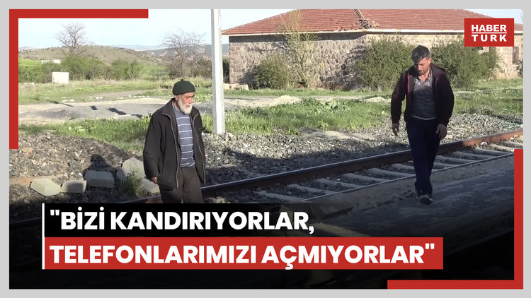 6 aydır paralarını alamadıklarını iddia eden ustalar, yaptıkları yoldaki taşları söktü
