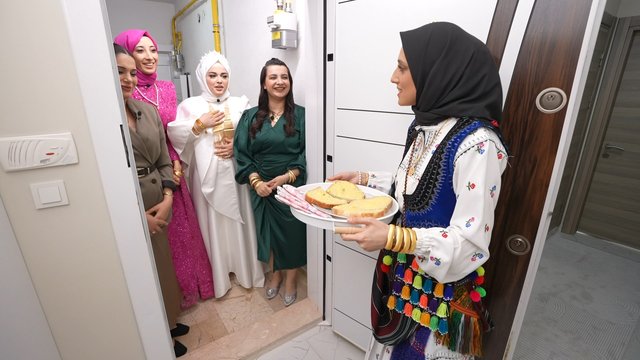 Gelinlerin kapıda horon keyfi!