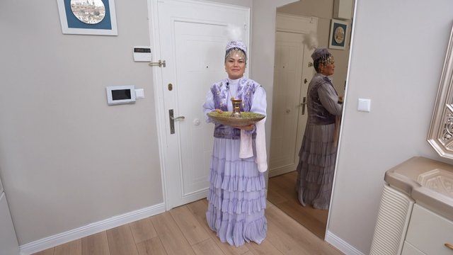 Kapıda misafirlerinin elini yıkadı!