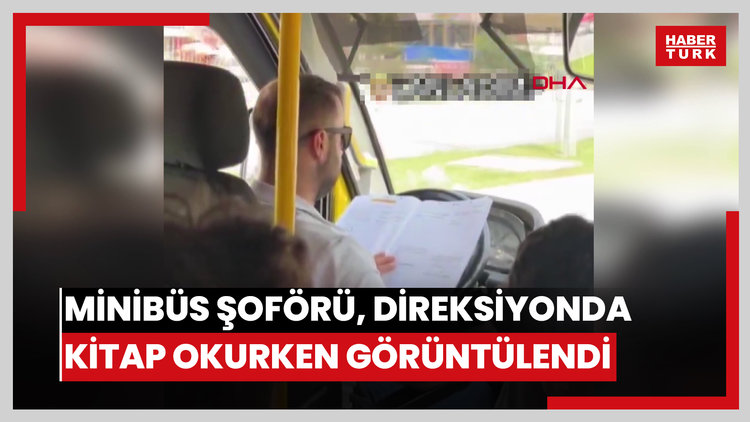 Minibüs şoförü, direksiyonda kitap okurken görüntülendi