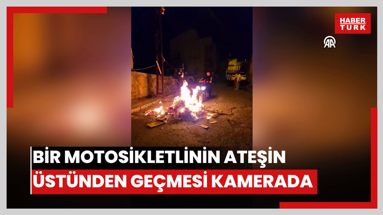 Bir motosikletlinin ateşin üstünden geçmesi kamerada