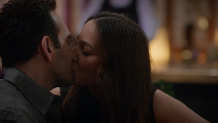 Naz, Evren'i öpüyor!