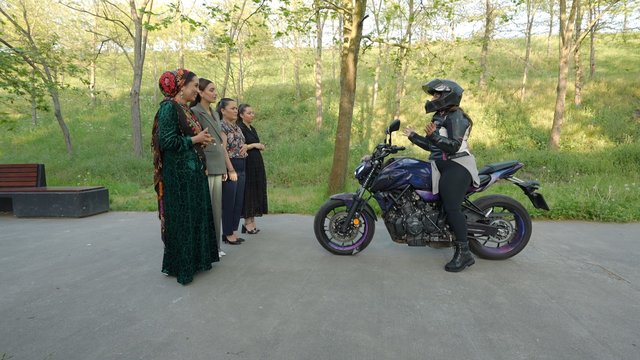 Misafirlerini motosikletiyle karşılıyor! 