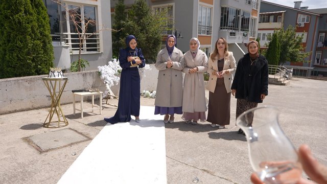 Zeynep gelin beyaz halı ve çiçeklerle karşıladı!