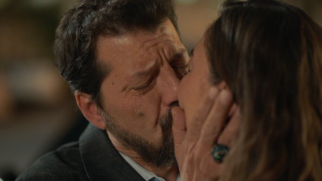 Tahsin, Sumru'yu öpüyor!