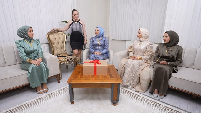 Evinden getirdiği sandalyeye oturuyor! 