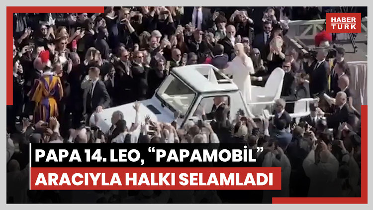 Papa 14. Leo, "papamobil" aracıyla halkı selamladı