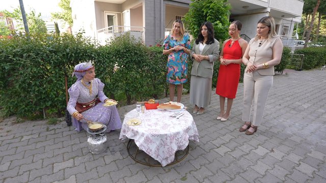 Sokak ortasında kuymak yaptı!