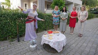 21 yaşında, 9 aylık evli aslen Trabzonlu Aleyna Uslu’nun evine konuk olundu.