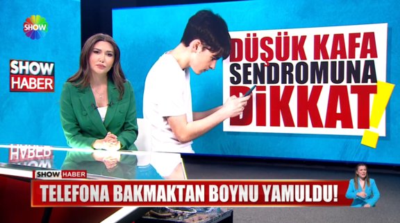 Telefona bakmaktan boynu yamuldu!