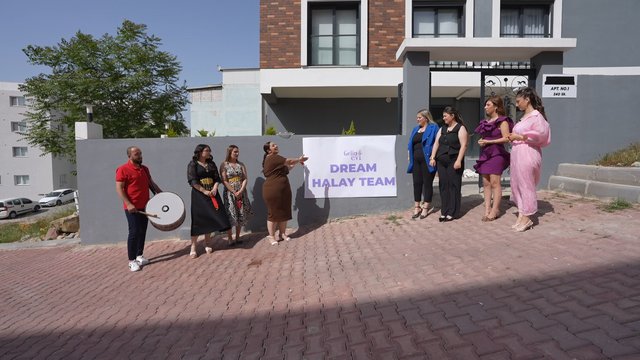 Sokak ortasında halay çektiler!