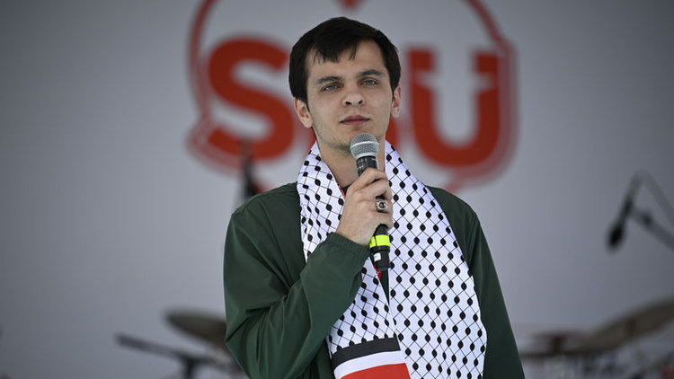 Milli sporcu Akyüz 'Filistin için' madalyasını Nil Nehri'ne attı