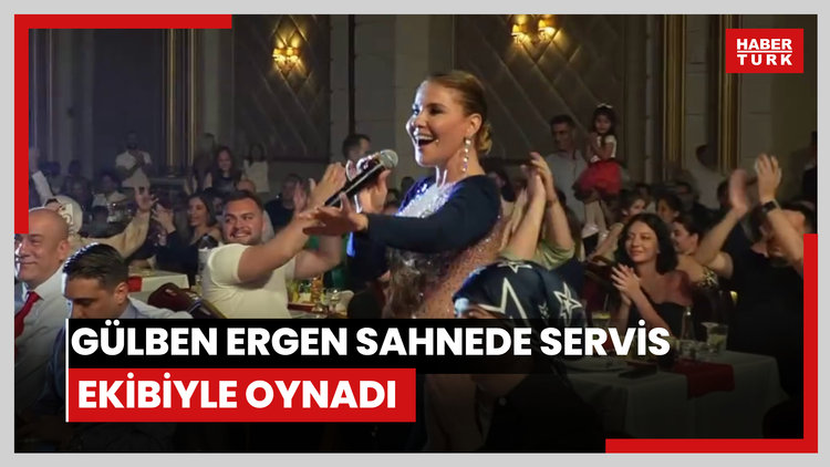 Gülben Ergen sahnede servis ekibiyle oynadı