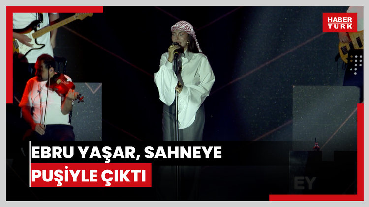 Ebru Yaşar, sahneye puşiyle çıktı