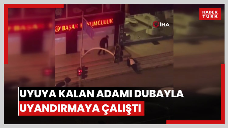 Merdivenlerde uyuya kalan adamı dubayla uyandırmaya çalıştı: O anlar kamerada