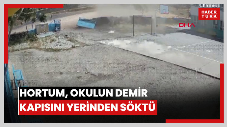 Hortum, okulun demir kapısını yerinden söktü