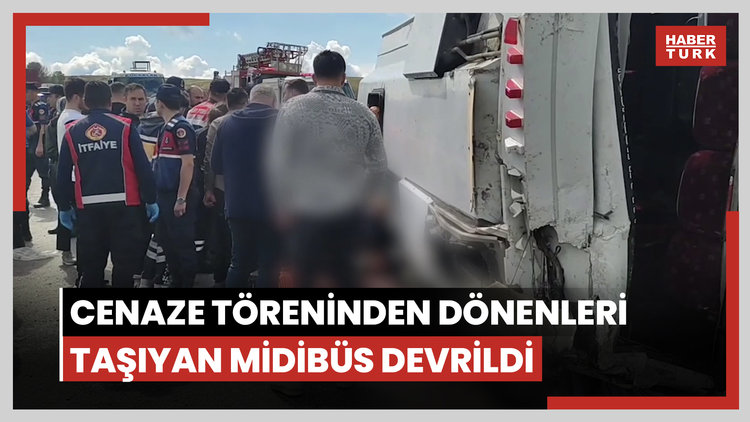 Cenaze töreninden dönenleri taşıyan midibüs devrildi