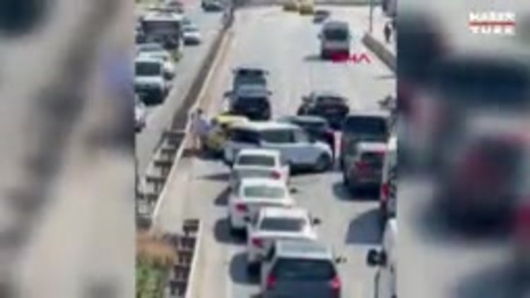 Seyir halinde fenalaşan sürücü aracında kilitli kaldı