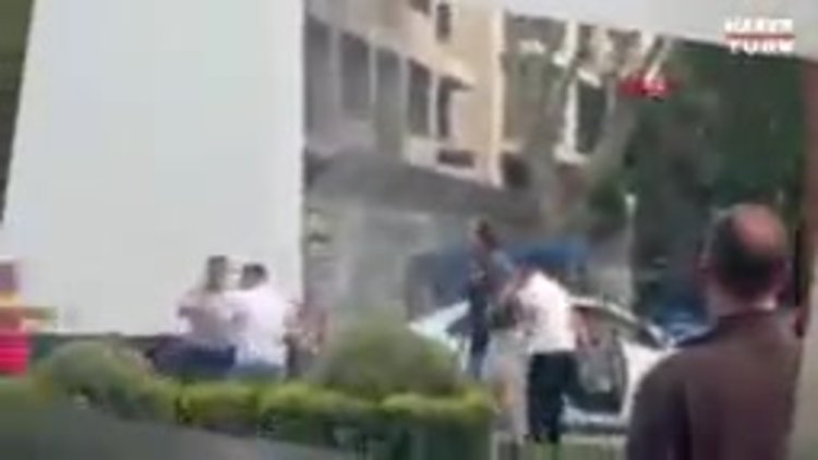 Kadıköy'de aracına çarpan sürücüye saldırdı, tepki gösteren kadını 'Boğazını keserim' diyerek tehdit etti