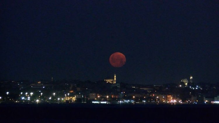İstanbul'da yıllar sonra 'Çilek Dolunayı' görüldü