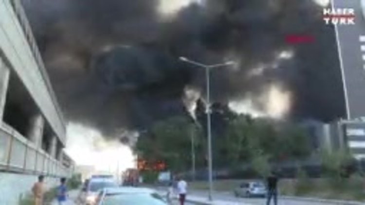 İzmir'de özel bir hastane yanındaki iş yerinde yangın