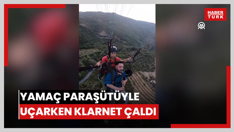 Yamaç paraşütüyle uçarken klarnet çaldı