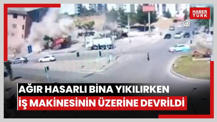 Ağır hasarlı bina yıkılırken iş makinesinin üzerine devrildi - Binanın yıkılma anı