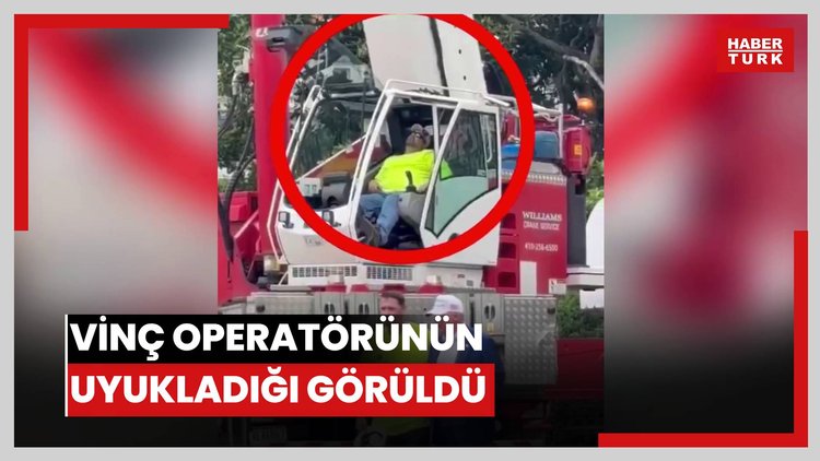 ABD Başkanı Trump işçilerle fotoğraf çektirirken vinç operatörünün uyukladığı görüldü