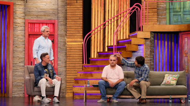 Bilal, konuşurken fiziksel temasta bulunan biridir.