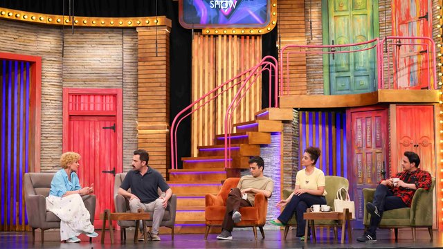 Hüseyin, sevgilisi Çiçek’in en yakın arkadaşlarıyla tanışmak için bir kafeye gider.