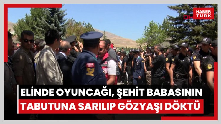 Elinde oyuncağı, şehit babasının tabutuna sarılıp gözyaşı döktü