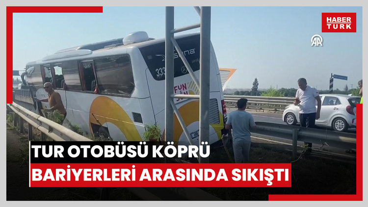 Tur otobüsü köprü bariyerleri arasında sıkıştı