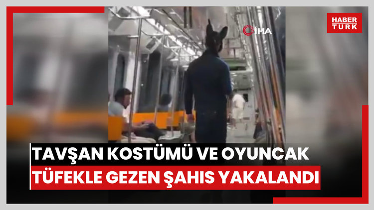 Metroda tavşan kostümü ve oyuncak tüfekle gezen şahıs yakalandı