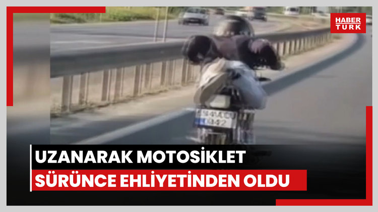 Uzanarak motosiklet sürünce ehliyetinden oldu