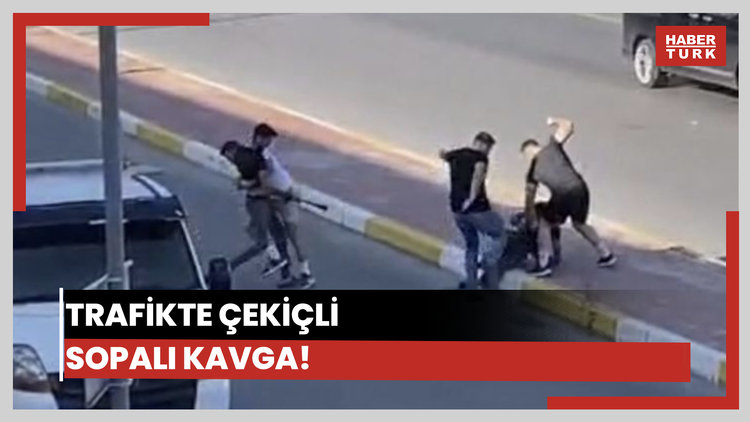 Trafikte çekiçli ve sopalı kavga kamerada