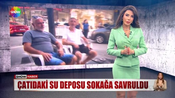 Çatıdaki su deposu sokağa savruldu!